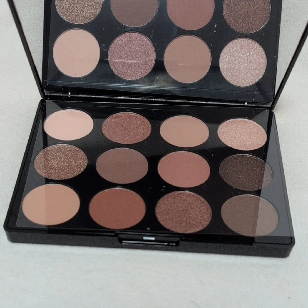 Laura Geller The Wearables Eyeshadow Palette - Beauty Basics 12 Eyeshadows